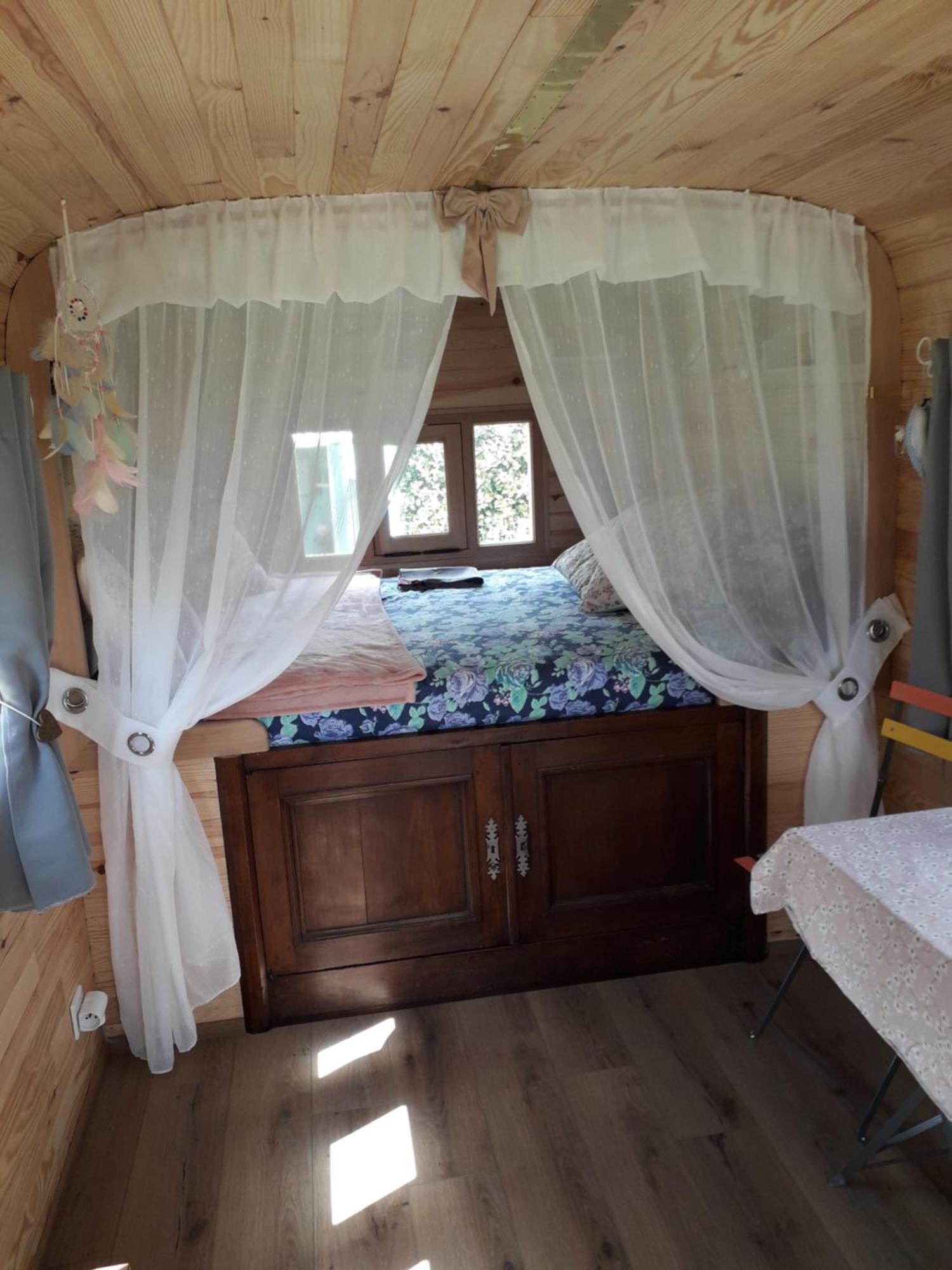La Roulotte Des Trois Arbres Bed & Breakfast Oradour-sur-Glane Dış mekan fotoğraf