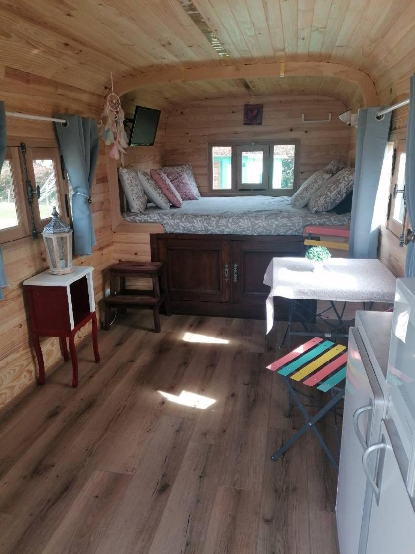 La Roulotte Des Trois Arbres Bed & Breakfast Oradour-sur-Glane Dış mekan fotoğraf